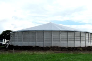 Tensioned roof for slurry silo